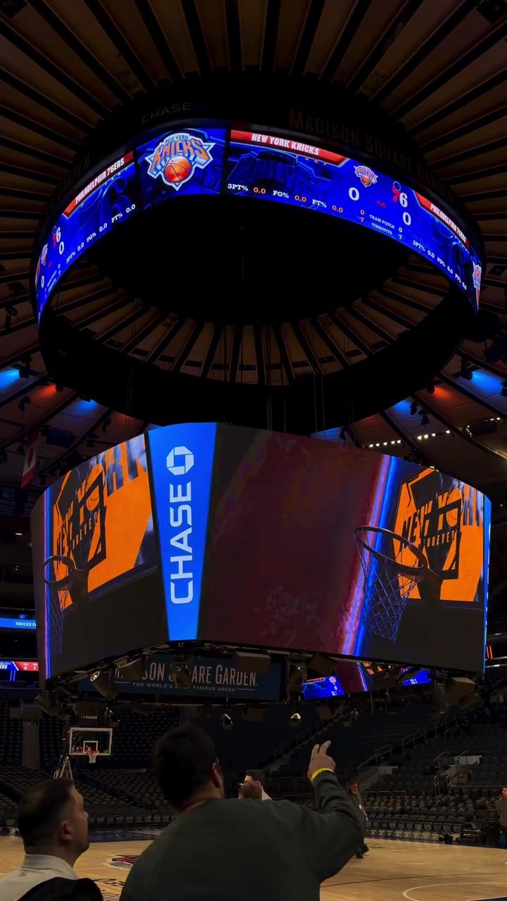 NBA的大屏幕原来这么大啊😮不仅特效绚丽 而且还可以升降