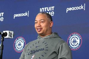 记者问是否和鲍尔默联系？泰伦&middot;卢：他不能联系我 你在挖坑呢？