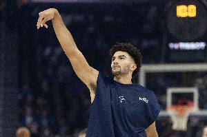 伊萨洛：布泽尔表现令人难以置信 19岁在NBA打球是最好的成长环境